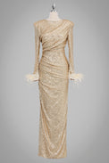 Langes, goldiges Paillettenkleid mit langen Ärmeln, Federn an den Bündchen und figurbetonter Silhouette.