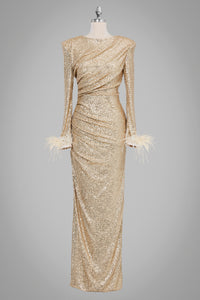 Langes, goldiges Paillettenkleid mit langen Ärmeln, Federn an den Bündchen und figurbetonter Silhouette.